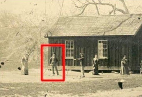 Man buys photo for $2 at garage sale – looks closer and discovers it’s worth millions